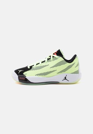 Sneaker da atletica low-top in mesh verde chiaro con dettagli neri e bianchi e suola Zoom Air visibile, con logo Jumpman.