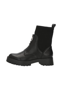 Botín negro con parte superior de tejido acanalado, base de faux leather elegante, cremallera lateral y suela de goma gruesa para mayor tracción.