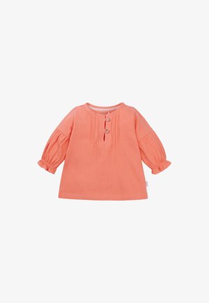 Koraalkleurige longsleeve top van textuurstof. Beschikt over een ronde halslijn, drie knopen aan de voorkant en gathered manchetten.