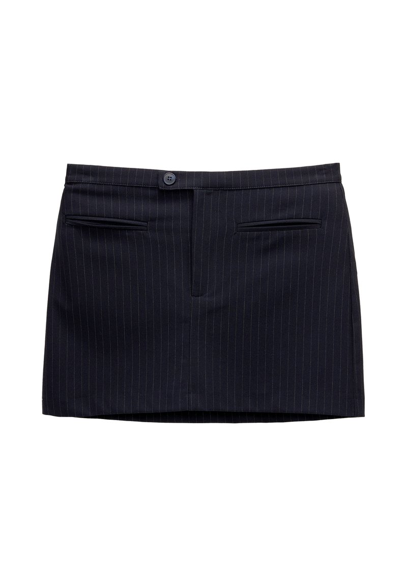 Jupe noire à rayures avec une coupe droite, dotée de deux poches avant et d'une fermeture à un bouton. Tissu lisse avec un léger éclat.