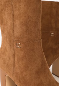 LOLA CASADEMUNT Kotníkové boty na platformě - tobacco