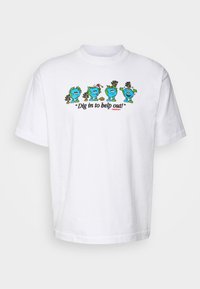 Balta kokvilnas T-kreklu ar krāsainiem karikatūru varoņiem, kuriem ir Zemei līdzīgi dizaini, ar melnu tekstu "Iedziļinies, lai palīdzētu!". Standarta piegriezums.