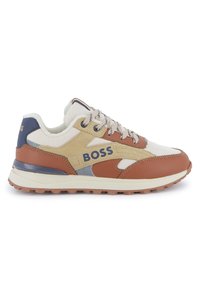 Sapatilhas beiges e castanhas com um cabedal em couro texturizado e malha, design de atacadores, sola em borracha e logótipo BOSS na lateral.