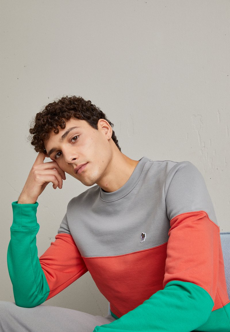 Herren T-shirts & Polos | PS Paul Smith REG FIT ZEBRA Sweatshirt grey/orange/green/grau - DJ38292 Herren T-shirts & Polos | PS Paul Smith REG FIT ZEBRA Sweatshirt grey/orange/green/grau - DJ38292