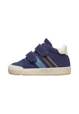 Sneakers blu scuro in suede con due strappi in velcro, dettagli in cuciture arancioni e blu, suola in gomma bianca e suola testurizzata.