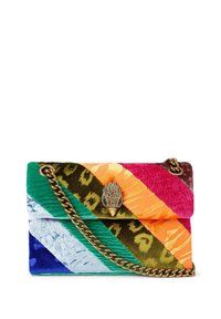 Borsa in velluto con strisce diagonali multicolore in verde, blu, arancione e rosa, dotata di fermaglio decorativo e tracolla a catena.