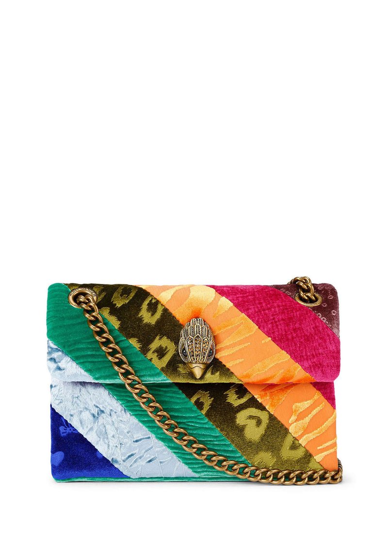 Borsa in velluto con strisce diagonali multicolore in verde, blu, arancione e rosa, dotata di fermaglio decorativo e tracolla a catena.