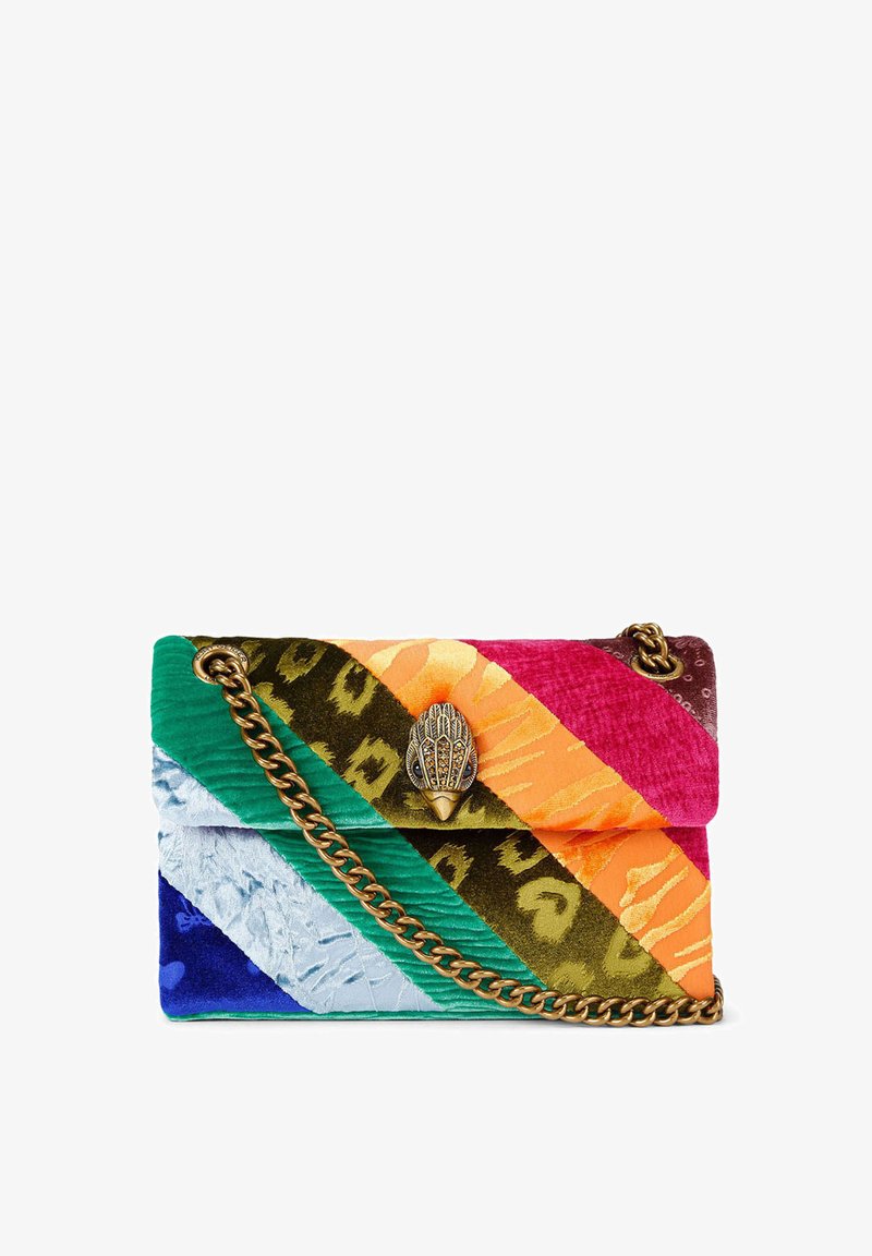 Borsa in velluto con strisce diagonali multicolore in verde, blu, arancione e rosa, dotata di fermaglio decorativo e tracolla a catena.