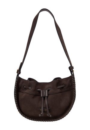 Sac à épaule en daim brun foncé avec bandoulière réglable, détail à cordon sur le devant et bordure tissée.