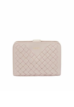 Cartera de cuero rosa claro con textura trenzada, logo de marca dorado, forma rectangular y cierre de botón seguro.