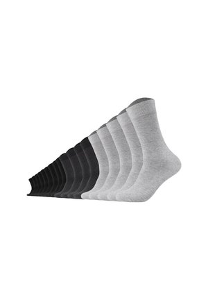 Reihe von 12 Knöchelsocken in Schwarz, Dunkelgrau und Hellgrau nebeneinander auf weißem Hintergrund angeordnet.