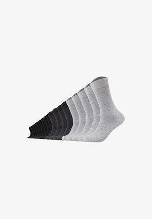 Reihe von 12 Knöchelsocken in Schwarz, Dunkelgrau und Hellgrau nebeneinander auf weißem Hintergrund angeordnet.