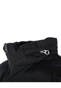 Sort isoleret jakke med høj krave, lynlås ved halsen og glat stoftekstur med diskrete syningdetaljer.