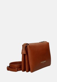 Borsa a tracolla in pelle marrone con superficie texturizzata, chiusura con zip e tracolla regolabile. Presenta un logo metallico sul davanti.