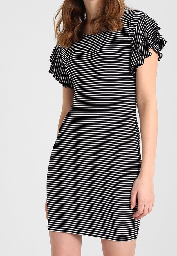 Robe à rayures noires et blanches avec des manches courtes à volants, une coupe ajustée, un tissu doux et un col rond.