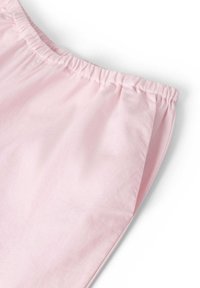 Lichtroze stof met een zachte, gladde textuur en een elastische tailleband. Het ontwerp heeft zachte plooien in de taille en een relaxte pasvorm.