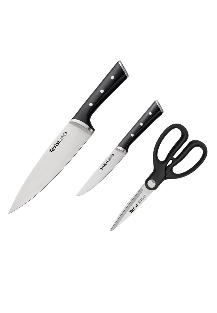 Trzy narzędzia kuchenne: nóż szefa kuchni, nóż do obierania i nożyczki. Każde z nich ma ostrze ze stali nierdzewnej oraz konturowany czarny uchwyt z srebrnymi akcentami.