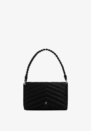 Bolso negro acolchado con patrón en zigzag, asa trenzada y pequeño emblema plateado de calavera y huesos cruzados centrado en el frente.