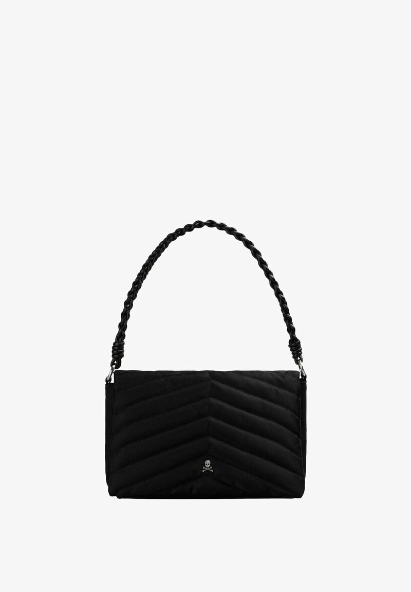 Bolso negro acolchado con patrón en zigzag, asa trenzada y pequeño emblema plateado de calavera y huesos cruzados centrado en el frente.