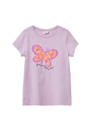 Lila katoenen T-shirt met een groot vlinderontwerp voorzien van oranje en paarse pailletten. De tekst hieronder luidt: "vindt je gelukkige vibez."