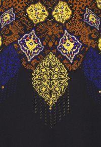 Tessuto a motivi con ornati disegni geometrici gialli e blu su uno sfondo nero, con accenti metallici e dettagli a pois.