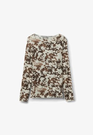 Camiseta beige de manga larga con patrón abstracto de camuflaje marrón, cuello redondo y dobladillo recto, presentada sobre fondo blanco.