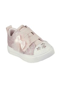 Zapatilla rosa brillante con doble correa de velcro, acento de lazada de tul y puntera blanca con adornos de estrellas y una suela texturizada.
