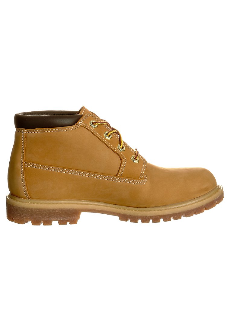 Bottes de cheville en cuir tan avec un bout arrondi, un collier en cuir marron, des œillets dorés et une semelle en caoutchouc avec un motif de semelle texturé.