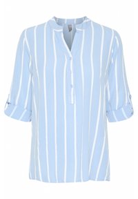 Camisa azul claro con rayas verticales blancas, cuello redondo, media tapeta de botones y mangas de tres cuartos remangadas.