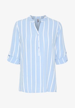 Svetlo modra srajca z navpičnimi belimi črtami, okroglim ovratnikom, delnim zapiranjem na gumb in zavihanimi tričetrtinskimi rokavi.