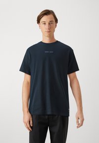 Tommy Jeans - NEW CLASSICS TEE - Basic póló - dark night navy Miniatűr kép 1