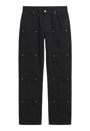 Schwarze gerade geschnittene Hose mit acht vorderen aufgesetzten Taschen, die durch Metallnieten gesichert sind, sowie Knopf- und Reißverschlussverschluss.