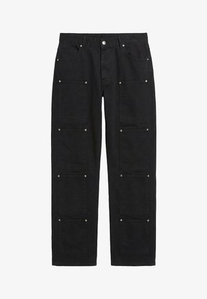 Schwarze gerade geschnittene Hose mit acht vorderen aufgesetzten Taschen, die durch Metallnieten gesichert sind, sowie Knopf- und Reißverschlussverschluss.