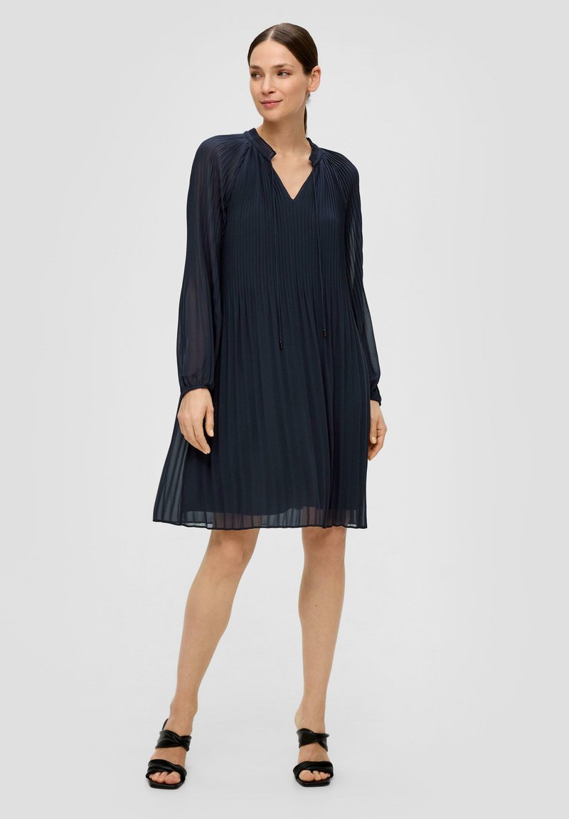Navy-blaues Faltenkleid mit V-Ausschnitt und langen Ärmeln. Besitzt eine Kordelzug-Detail und eine fließende A-Linie Silhouette. Glattes, leichtes Material.