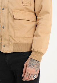 Urban Classics Übergangsjacke - camel