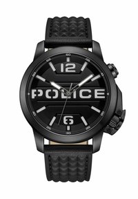Czarny analogowy zegarek na rękę z teksturowanym skórzanym paskiem, dużą czarną tarczą, białymi cyframi i wyróżniającym się logo POLICE. Szczegółowe subtarczki.