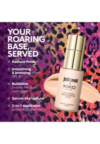 Just Cavalli x Kiko Milano Lumicanvas Skin Enhancer SPF30 -seerumi kultaisella pumppupullolla, värikkäällä leopardikuviolla taustalla ja listatuilla tuotteen eduilla.