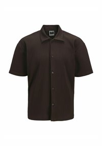 Camisa marrón de manga corta con textura de canalé vertical, cuello puntiagudo y cierre de botones en el frente.