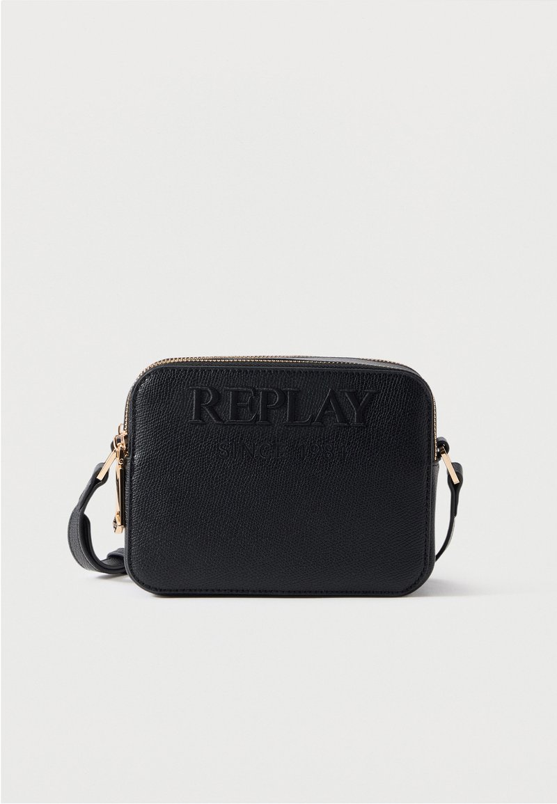 Μαύρη ορθογώνια τσάντα χιαστί με υφή, με χρυσλό φερμουάρ και μεταλλικά στοιχεία στο λουράκι, με ανάγλυφο το κείμενο "REPLAY SINCE 1981" στην πρόσοψη.
