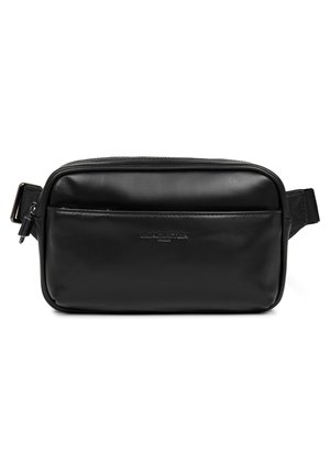 Sac bandoulière en cuir noir, de forme rectangulaire, avec une poche zippée à l'avant et un logo en relief. Il dispose d'une sangle réglable et d'une texture lisse.