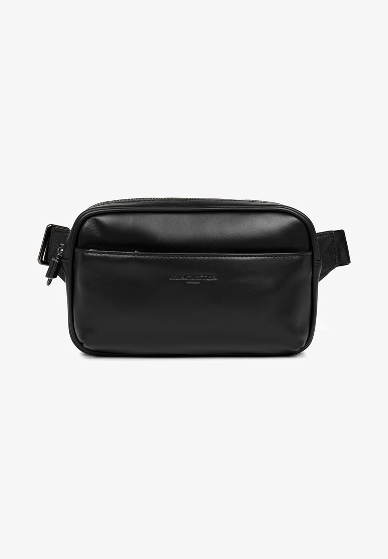 Sac bandoulière en cuir noir, de forme rectangulaire, avec une poche zippée à l'avant et un logo en relief. Il dispose d'une sangle réglable et d'une texture lisse.