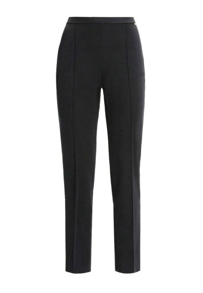 Pantaloni neri su misura con una vestibilità slim, caratterizzati da una texture liscia, cuciture laterali e un dettagliato sottile in vita. Nessun hardware visibile.