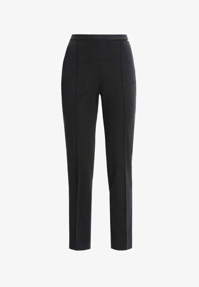 Crne krojene hlače uskog kroja, s glatkom teksturom, bočnim šavovima i suptilnim detaljem na pojasu. Nema vidljivih metalnih dijelova.