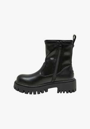 Botte en cuir noire mi-mollet avec semelle à crampons épaisse, fermeture éclair latérale, languette à l'arrière et nom de la marque embossé sur le bord de la semelle.