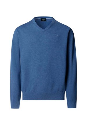 Blå langærmet V-hals sweater med ribbede manchetter og kant, med en lille broderet logo på øverste venstre bryst.