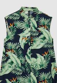 Camicia senza maniche con bottoni, caratterizzata da uno sfondo blu scuro con foglie verdi vivaci e accenti arancioni, realizzata in tessuto leggero.