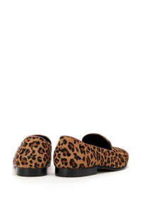 Ploché boty s leopardím vzorem vyrobené z měkké semišové textilie, s kulatou špičkou a černou gumovou podrážkou. Design obsahuje nízký podpatek pro pohodlí.