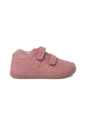 Różowe dziecięce sneakersy wykonane z gumy z dwoma paskami na rzep, z teksturowanymi akcentami i niskim profilem. Posiadają formowane elementy na boku.