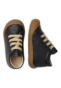 Černé kožené boty pro batolata s béžovými tkaničkami, kulatou špičkou, hnědou gumovou podrážkou a texturovaným povrchem pro lepší přilnavost. Mají měkkou, polstrovanou vložku.