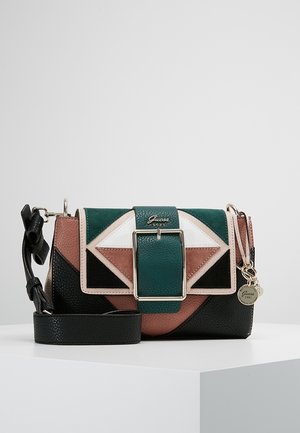 Sac bandoulière rectangulaire avec des blocs de couleur géométriques en vert, noir, beige et blanc, doté d'une boucle argentée et d'un charm logo sur la sangle.